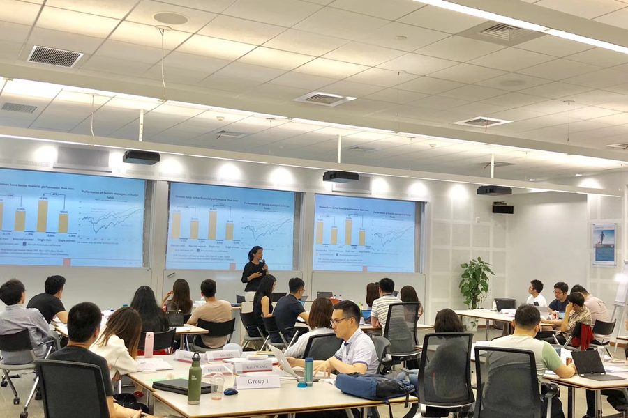 林海丹在中欧国际工商学院的课堂上授课,学员分组而坐